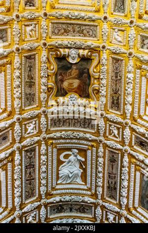 Detaillierte Kunstwerke und Goldschmuck über einer Innentreppe im Dogenpalast in Venedig Stockfoto