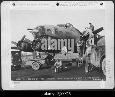 Wartung der Boeing B-17 'Flying Fortress' 'S for Sugar' durch Ground Crew, 303. Bomb Group. England, 10. Oktober 1943. Stockfoto