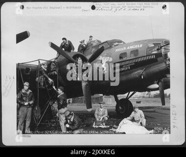 Wartung der Boeing B-17 'Flying Fortress' 'Hell'S Angels' durch Ground Crew, 303. Bomb Group. England, 10. Oktober 1943. Stockfoto