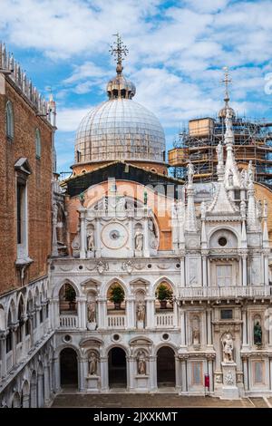 Der Hof des Dogenpalastes grenzt an die Basilika der Markusdom in Venedig Italien Stockfoto