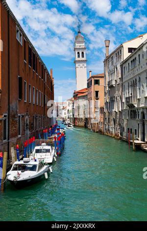 Der malerische Kanal in Venedig zeigt den Turm von San Giorgio dei Greci Stockfoto