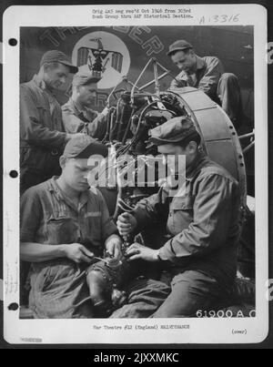 Bodenbesatzung repariert Motor der Boeing B-17 'Flying Fortress' 'Thunderbird'. 303. Bomb Group, England. 28. April 1944. Stockfoto