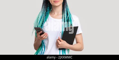Millennial Generation Frau blaue Haarzöpfe arbeiten Stockfoto
