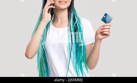 Millennial Generation Frau blaue Haare Zöpfe Telefon Stockfoto