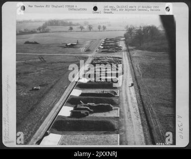 Luftaufnahme des 490Th QM Depots irgendwo in England. 3. März 1945. Stockfoto