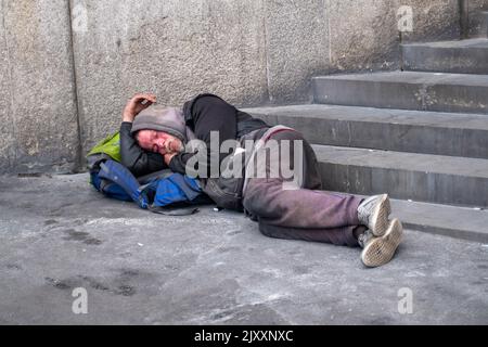 Waterloo, London, Großbritannien. 5.. Juli 2022. Ein obdachloser Mann schläft am Fuß der Treppe in der Nähe der Waterloo Station.Quelle: Maureen McLean/Alamy Stockfoto