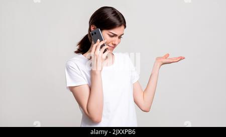 Gestörte Frau Portrait Telefonanruf seltsame Angebot Stockfoto