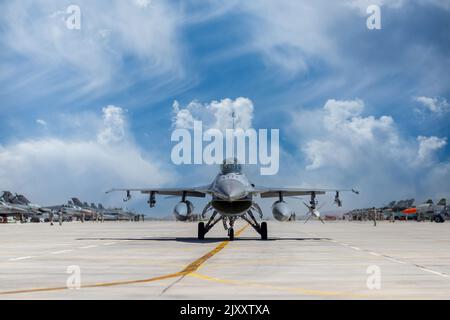 F16 Jagdflugzeug in Rollposition in der Türkei Stockfoto