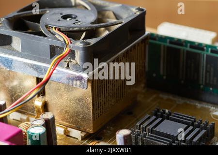 Altes Motherboard mit Staub und Schmutz bedeckt. Nahaufnahme. Stockfoto