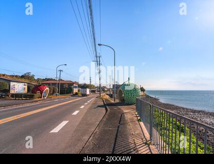 kyushu, japan - dezember 10 2021: Highway 207 der Stadt Isahaya entlang der ariake-See, die der Hirahara-Bus als riesige Erdbeere und Cantaloupe frui hält Stockfoto