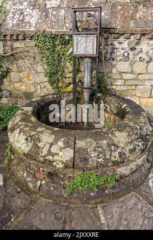 Ein alter Brunnen mit Wasserpumpe in Southover Grange Gardens, Lewes, East Sussex, England, Großbritannien Stockfoto