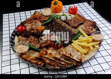 Naher Osten Kofta Kebab Rezept mit gerösteten Hähnchen gegrillte Pita Brot Sandwiches Stockfoto