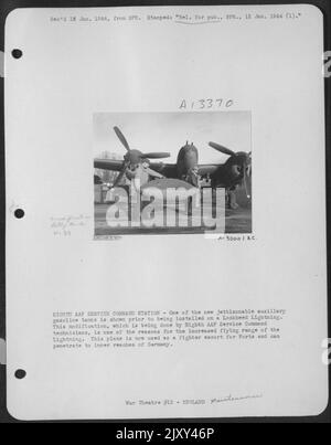 ACHTE AAF-SERVICE-KOMMANDOSTATION – einer der neuen jettisonable Zusatzbenzintanks wird vor der Installation auf einem Lockheed Lightning gezeigt. Diese Modifikation, die von den 8. AAF Service Command Technikern durchgeführt wird, ist einer der Gründe Stockfoto