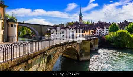 Bern Hauptstadt der Schweiz. Schweizer Reisen und Sehenswürdigkeiten .romantische Brücken und Kanäle der Altstadt Stockfoto