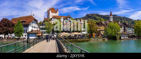 Reisen in die Schweiz und Sehenswürdigkeiten. Berühmter Thun See und Thun Stadt mit mittelalterlicher Burg, Panoramablick. 29.04.2022 Stockfoto