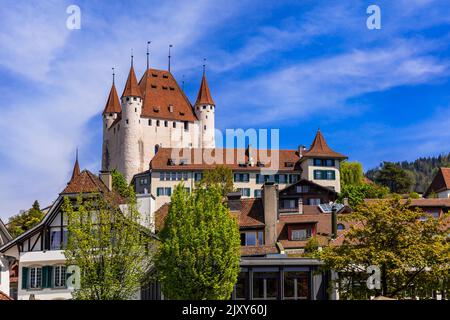 Reisen in die Schweiz und Sehenswürdigkeiten. Berühmter Thun See und Thun Stadt mit mittelalterlicher Burg beliebtes Touristenziel Stockfoto