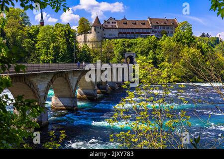 Rheinfall (Rheinfall) größter Wasserfall Europas in Schaffhausen, Blick auf Burg Laufen und Brücke. Schweiz - Deutsche Grenze Stockfoto