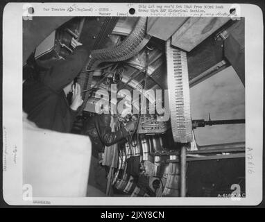 Waist Gunner der Boeing B-17 'Flying Fortress' Hell'S Angels bemannt seine Post. 303. Bomb Group, England. 6. Juni 1943. Stockfoto