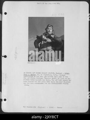An Eight Aaf Bomber Command Station, England - S/Sgt. Paul A. Vrabeck, 24, aus Clarksburg, WV, Lounges bequem durch die Zwillings .50-Kaliber-Tail-Kanonen des 8. Aaf 'Flying Fortress' 'Sweater Girl', in dem er 25 Mal gegen die Nazis geflogen ist. Die Aaf Stockfoto
