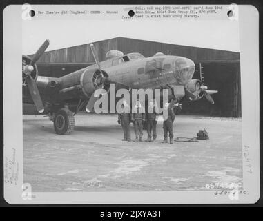 Bodenbesatzung der Boeing B-17 'Flying Fortress' 'Homesick Angel' neben dem Flugzeug. England, 613Th Bomb Squadron, 401. Bomb Group, 21. Januar 1945. Stockfoto