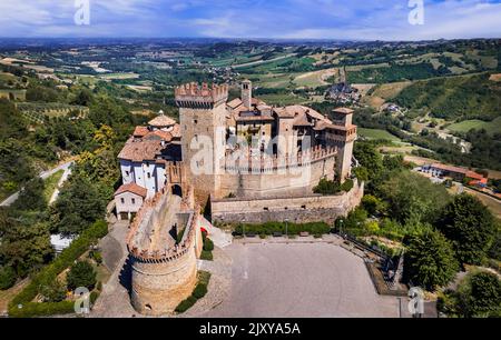 Das mittelalterliche Dorf Vigoleno Luftbild. Märchenschloss und kleines charmantes Dorf. Emilia Romagna, Italien Reisen und Sehenswürdigkeiten Stockfoto