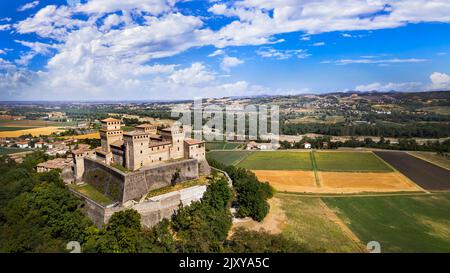 Eine der berühmtesten und schönsten mittelalterlichen Burgen Italiens - das historische Torrechiara in der Emilia Romagna, Luftbild Stockfoto