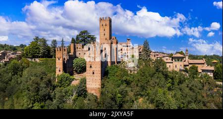 Mittelalterliche Städte und Schlösser der Emilia Romagna, Italien - Castel Arquato Stadt und Rocca Viscontea Burg. Luftbild Stockfoto