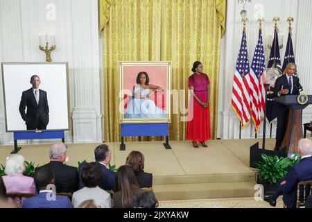 Washington, USA. 07. September 2022. Die ehemalige First Lady Michelle Obama hört zu, wie der ehemalige Präsident Barack Obama während der Enthüllung der offiziellen Porträts des Weißen Hauses während einer Zeremonie im East Room des Weißen Hauses am 7. September 2022 in Washington, DC, spricht. (Foto von Oliver Contreras/Sipa USA) Quelle: SIPA USA/Alamy Live News Stockfoto