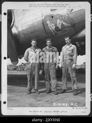 Die Bodenbesatzung der Boeing B-17 'Flying Fortress' 'Idaliza' posiert vor ihrem Flugzeug. 303. Bomb Group, England. 14. April 1945. Stockfoto