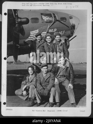 Die Bodenbesatzung der Boeing B-17 'Flying Fortress' 'Old Glory' posiert vor ihrem Flugzeug. 303. Bomb Group, England. 18. April 1944. Stockfoto