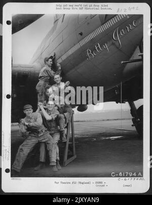 Die Bodenbesatzung der 303. Bomb Group sitzt auf der Boeing B-17 'Flying Fortress' 'Betty Jane'. England, Den 8. Juli 1944. Stockfoto