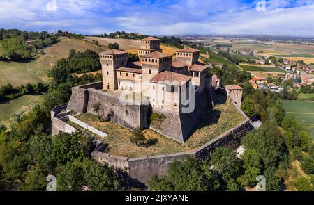 Eine der berühmtesten und schönsten mittelalterlichen Burgen Italiens - das historische Torrechiara in der Emilia Romagna, Luftbild Stockfoto