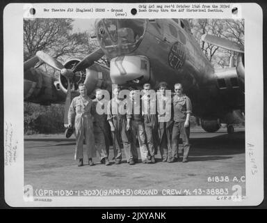 Bodenbesatzung der Boeing B-17 'Flying Fortress' 'Lady Beth' der 303. Bomb Group mit Sitz in England. 19. April 1945. Stockfoto