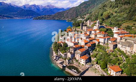 Stynning idyllische Seenlandschaft, erstaunlicher Lago di Como. Luftaufnahme des schönen mittelalterlichen Dorfes Dervio. Italien Reisen Stockfoto