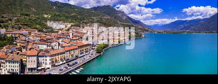 Romantischer schöner See Iseo, Luftaufnahme von Lovere idyllisches Dorf umgeben von Bergen. Italien , Provinz Bergamo Stockfoto