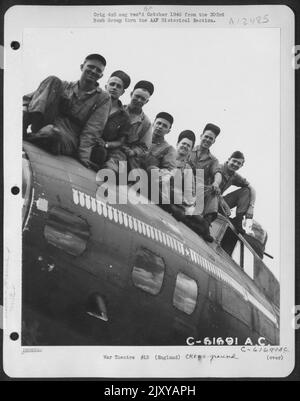 Die Bodenbesatzung der Boeing B-17 'Flying Fortress' 'P-Peter' posiert vor ihrem Flugzeug. 303. Bomb Group, England. 27. Juli 1944. Stockfoto