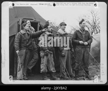 Bodenbesatzung der Boeing B-17 „Flying Fortress“ „Sky Wolf“. 303. Bomb Group, England. 12. Februar 1944. Stockfoto