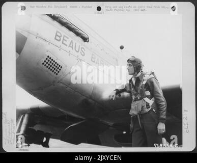 LT. Beaumont, Pilot der 364Th Fighter Group, 67. Fighter Wing, blickt nach seiner Rückkehr von Einer Mission zur 8. Air Force Station F-375, Honnington, England, auf den Nicknamen seines nordamerikanischen P-51 'Beau'S Baby'. 17. August 1944. Stockfoto