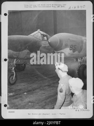 LT. General James H. Doolittle, kommandierender General der US 8. Air Force in England, bekommt das Gefühl von diesem Lockheed P-38 'Lightning' Fighter Flugzeug, kurz bevor er auf Einen Kurzflug abhebt. 23. März 1944. Stockfoto