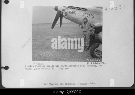 Ein Pilot, der neben seinem nordamerikanischen P-51-Flugzeug, der 'Mary Queen of Scotts', steht. England. Stockfoto