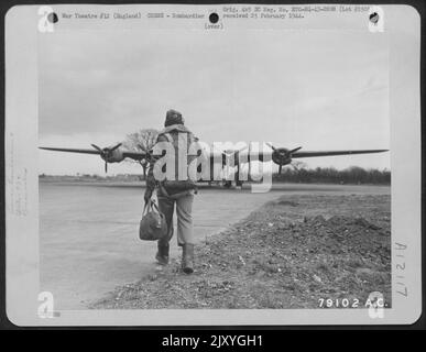 Kapitän Benjamin B. Klose, San Antonio, Texas, Bombardier eines Liberators der Bombengruppe 93., geht mit seiner kostbaren Bombensicht in Einer Handtasche zu seinem Flugzeug, während er sich auf eine andere Mission über das feindliche Territorium vorbereitet. Hardwick, Norfolk, England. 12. April 1 Stockfoto