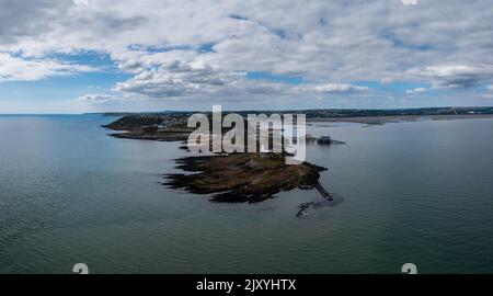 Luftaufnahme der Mumbles-Landzunge mit dem historischen Leuchtturm und den Piers in der Swansea Bay Stockfoto