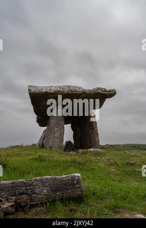 Eine Langzeitaufnahme der Poulnabrone Dolmen unter einem bewölkten Himmel in der Grafschaft Clare in Westirland Stockfoto