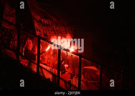 Mailand, Italien. 07. September 2022. Fußball: Champions League, Inter Mailand - Bayern München, Gruppenphase, Gruppe C, Matchday 1 im Stadio Giuseppe Meazza brennen Münchner Fans Bengalos auf den Tribünen. Quelle: Sven Hoppe/dpa/Alamy Live News Stockfoto