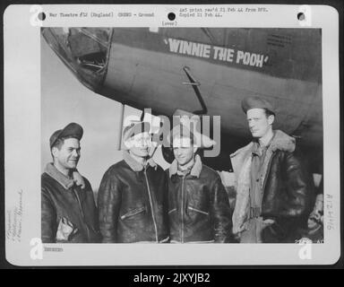 EINE ACHTE AAF BOMBER-KOMMANDOSTATION, ENGLAND. Unter der Nase von „Winnie the Pooh“, einer Boeing B-17 Flying Ofrtress, steht ein Teil der Bodencrew, die für die guten mechanischen Aufzeichnungen des Flugzeugs verantwortlich ist. (Von links nach rechts: S/Sgt. James H. Travis von Plant Stockfoto