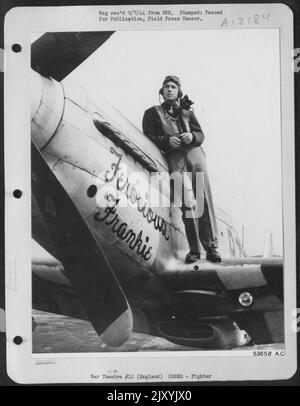 ENGLAND-LT. Col. Wallace E. Hopkins aus Washington, Georgia, posiert auf dem Flügel seines nordamerikanischen P-51 Mustang-Kämpfers „WILDER FRANKIE“, benannt nach seiner Frau Frankie L. Hopkins. Der 25-jährige 8. AF Fighter Command Pilot und Acting Stockfoto