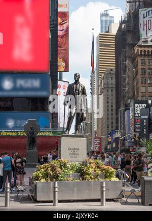 Statue auf dem Times Square, NYC, USA des amerikanischen Entertainers George M. Cohan Stockfoto