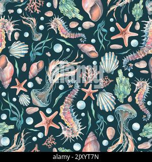 Muscheln, Seesterne, Seepferde und Quallen, Korallen und Blasen. Aquarelldarstellung auf dunklem Hintergrund. Nahtloses Muster. Für Stoff, Textilien Stockfoto