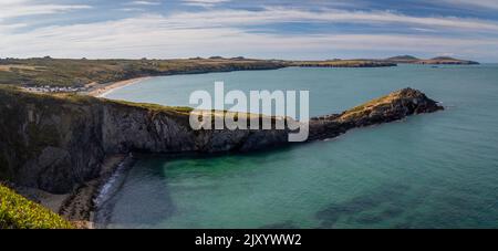 Die Pembroke-Küste an der Whitesands Bay in der Nähe von St. David's City in West Wales, einem Surfziel mit einem Geschäft und einem Café. Stockfoto