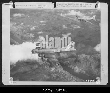 Zwei Boeing B-17 „Flying Fortresses“ der 401. Bomb Group auf dem Flug über England, 12. April 1945. Stockfoto